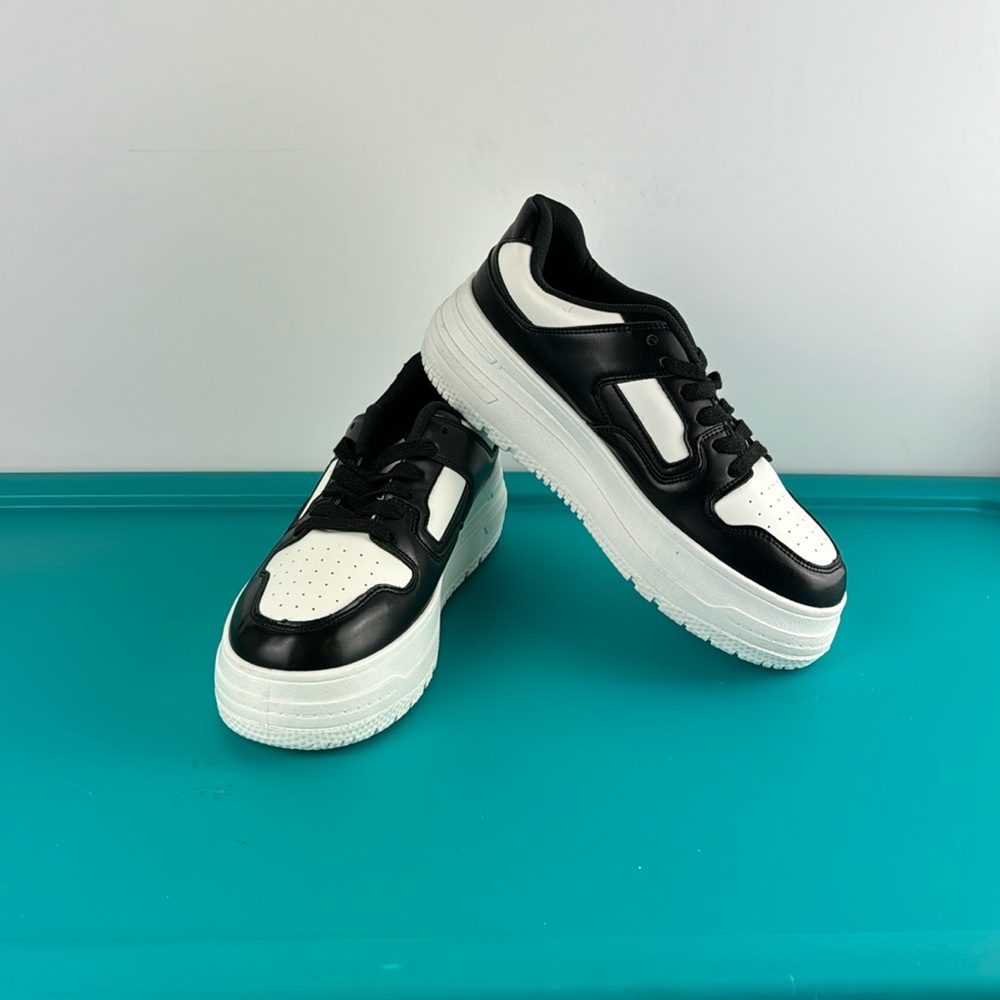CANDIES PLATFORM SNEAKERS BLACK &WHITE SIZE 8 please see the photo’s
